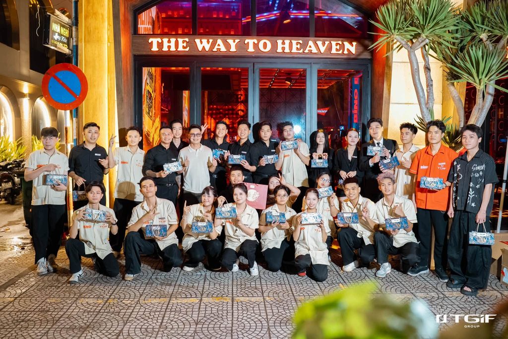 Chủ tịch Thuận Nguyễn trao quà Trung thu cho nhân viên Tgif Group Đà Nẵng
